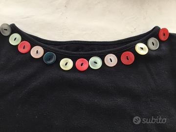 Maglia nera decorata con bottoni