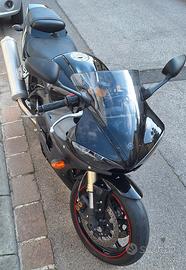 YAMAHA R6 