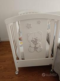 lettino Erbesi bianco unisex con materasso incluso