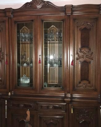 credenza-vetrina in stile classico con tavolo
