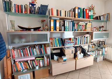 Sala da pranzo composta da libreria e tavolo