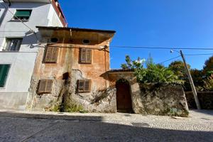 RUSTICO DA RISTRUTTURARE CON TRE CAMERE