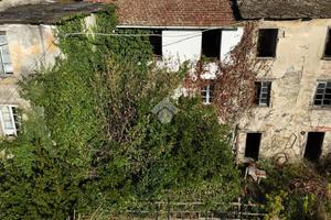 CASA SEMINDIPENDENTE A SAN COLOMBANO CERTENOLI