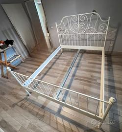 Letto matrimoniale in ferro con rete a doghe