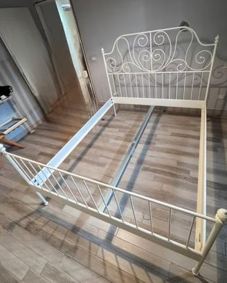 Letto matrimoniale in ferro con rete a doghe