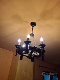 2 lampadari e una lampada da parete