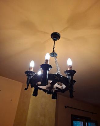 2 lampadari e una lampada da parete