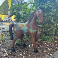 Cavallo in legno lavorato e dipinto a mano