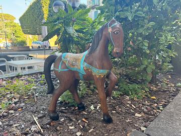 Cavallo in legno lavorato e dipinto a mano