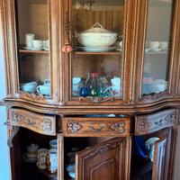 Tavolo con 4 sedie e vetrina.