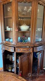 Tavolo con 4 sedie e vetrina.