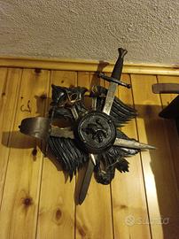 oggetto d'arredo con spade