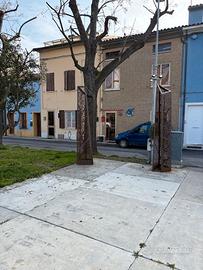 Sei colonne in Corten con vela ombreggiante