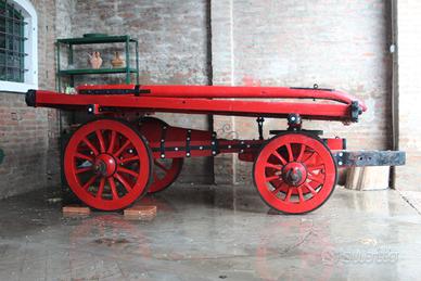 Titolo: Carro agricolo storico in legno con decori