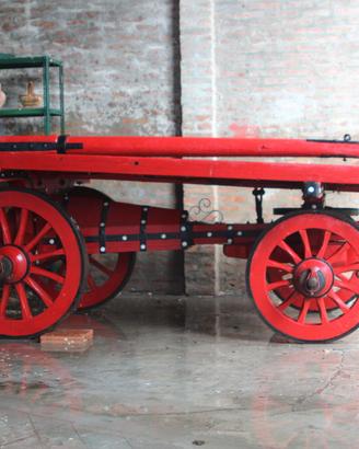 Titolo: Carro agricolo storico in legno con decori