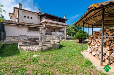 PORZIONE DI BIFAMILIARE A LATINA