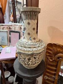 Vaso cinese in osso intagliato a rilevo