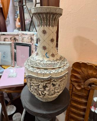 Vaso cinese in osso intagliato a rilevo