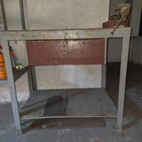 Banco da lavoro con morsa da officina