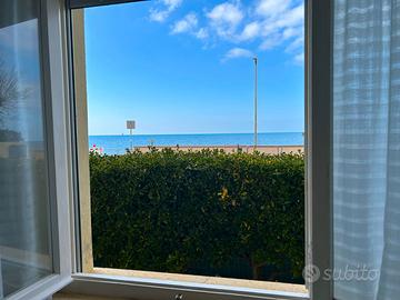 Piano terra fronte spiaggia con A/C e posto auto