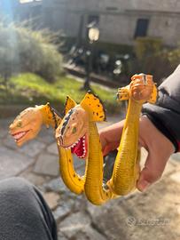 Giocattolo drago a tre teste