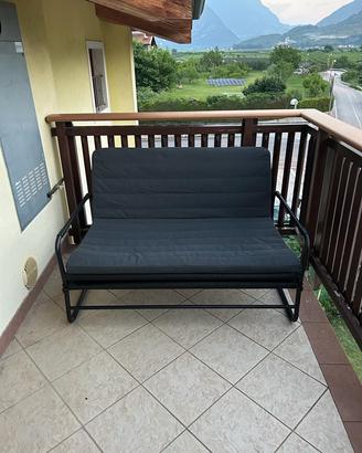 Divanetto-letto in metallo nero con cuscino grigio