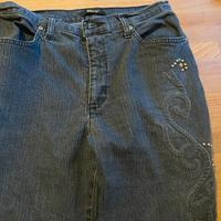pantaloni ricamati