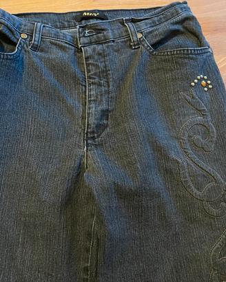 pantaloni ricamati