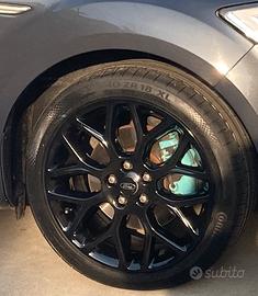 Cerchi in lega da 18” con gomme estive e invernali