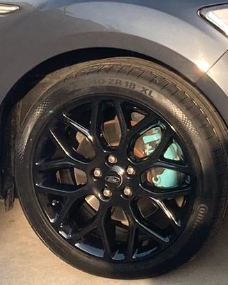 Cerchi in lega da 18” con gomme estive e invernali