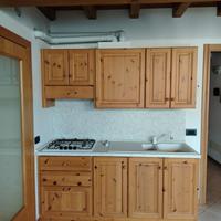 cucina, credenza, tavolo quadrato con 4 sedie