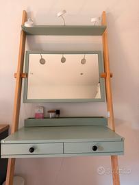 Scrivania trucco con specchio verde salvia