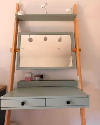 Scrivania trucco con specchio verde salvia