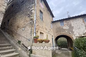 Casa indipendente di 210 m² con più di 5 locali a 