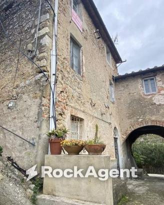 Casa indipendente di 210 m² con più di 5 locali a 