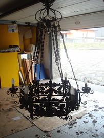 Lampadario antico in ferro battuto