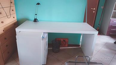 Scrivania bianca 