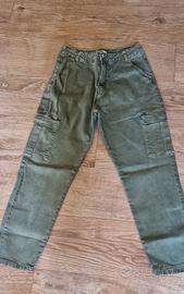 pantalone verde con le tasche 