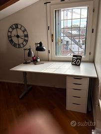 Scrivania da ufficio o camera con cassettiera