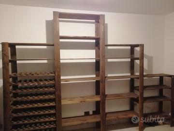 scaffale in legno con portabottiglie 