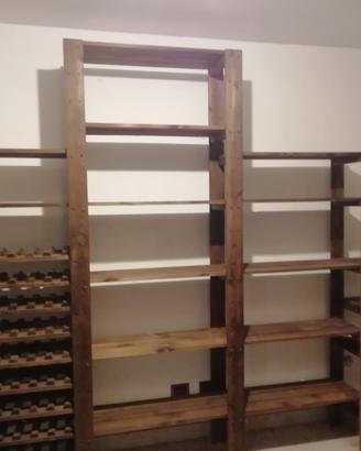 scaffale in legno con portabottiglie 