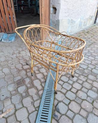 Antica culla in vimini