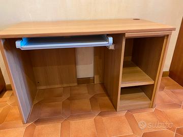 Scrivania con porta pc
