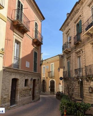 Casa indipendente di 284 m² con più di 5 locali a 