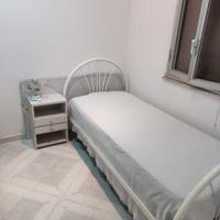 Letto singolo, testiera e pediera tondi. 