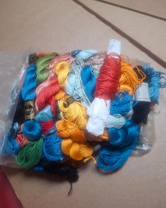 Vecchie matassine in cotone da ricamo.
