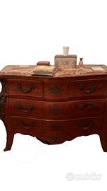 Elegante comò bombato in legno con piano in marmo