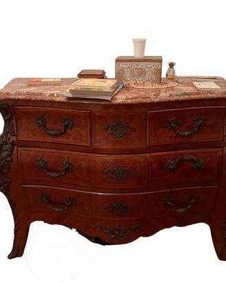 Elegante comò bombato in legno con piano in marmo