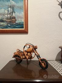 Moto Chopper artigianale in legno e rattan