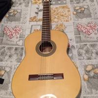 Chitarra acustica nuova.